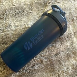 BRAND NEW 28oz blue ‘Blender Bottle’